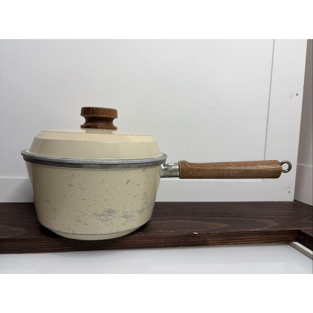 Vintage Club Cast Aluminum 2Qt Sauce Pan Almond Cream Lid Wood Handle